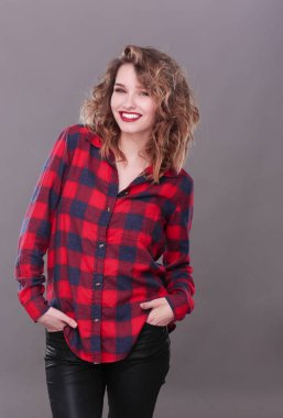 ayakta, gri arka plan üzerinde izole genç kadın.