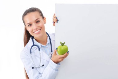 Elmalı ve boş pankartıyla gülümseyen doktor. Kadın doktorlar.