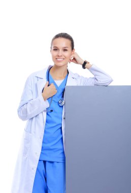 Boş reklam panosu olan bir kadın doktor. Kadın doktor