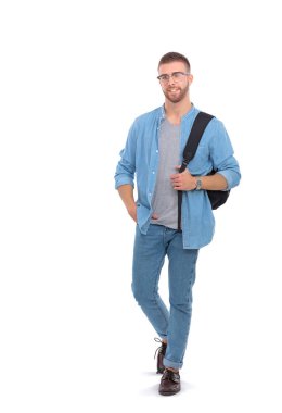 Beyaz arka plan üzerinde izole kitap tutan bir okul çantası ile bir erkek öğrenci. Eğitim olanakları. Üniversite öğrencisi.