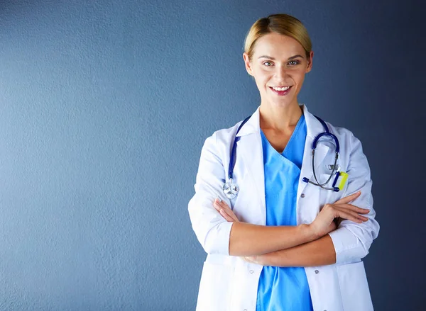 Portrait de jeune femme médecin avec manteau blanc debout à l'hôpital. — Photo