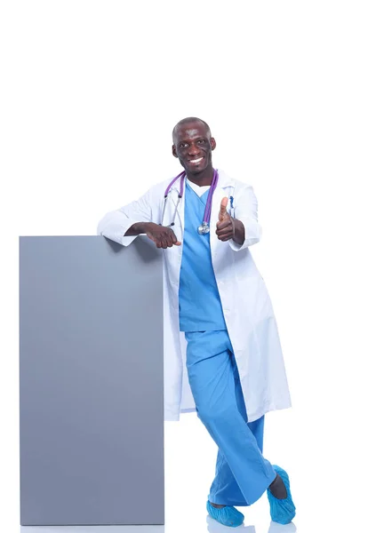 Een mannelijke dokter met een leeg bordje. Dokter. Billboard — Stockfoto