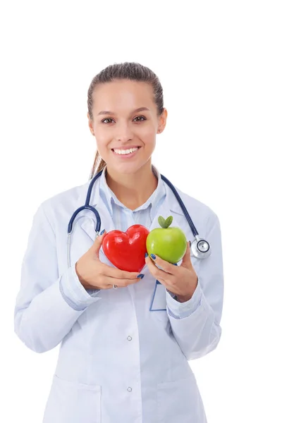 美丽的微笑的女医生拿着红心和绿色的苹果。女医生 — 图库照片