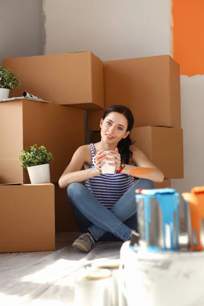 Kvinna i ett nytt hem med pappkartonger. Kvinnan i huset. — Stockfoto