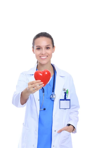 Позитивная женщина-врач, стоящая со стетоскопом и красным символом сердца изолирована. Женщина-врач — стоковое фото