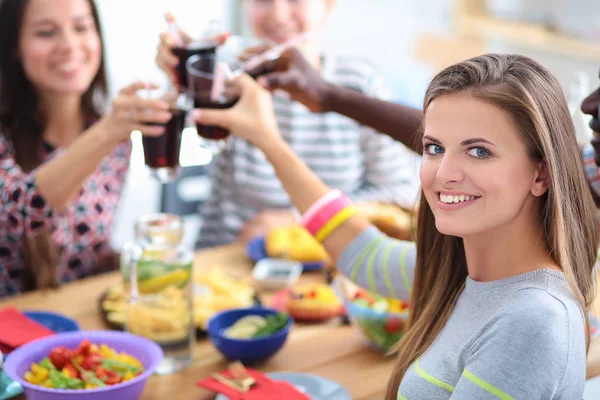Draufsicht auf eine Gruppe von Menschen beim gemeinsamen Abendessen, während sie am Holztisch sitzen. Essen auf dem Tisch. Die Menschen essen Fast Food. Porträt eines Mädchens — Stockfoto