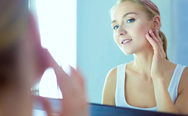 Hermosa mujer con aislado sobre fondo blanco. Hermosa mujer —  Fotos de Stock