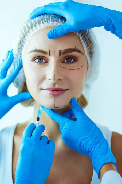 Kaşlar için kalıcı makyaj. Güzellik salonunda kalın kaşlı güzel bir kadın..