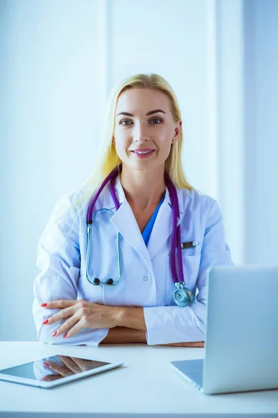 Retrato de una joven doctora en un consultorio médico — Foto de Stock