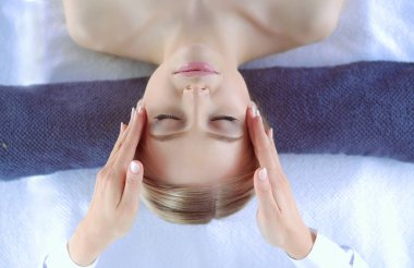 Masaj masasında uzanmış gözleri kapalı rahatlayan genç bir kadın. - Kadın. Spa salonu