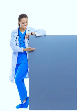 Boş reklam panosu olan bir kadın doktor. Kadın doktor