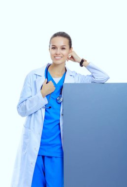 Boş reklam panosu olan bir kadın doktor. Kadın doktor