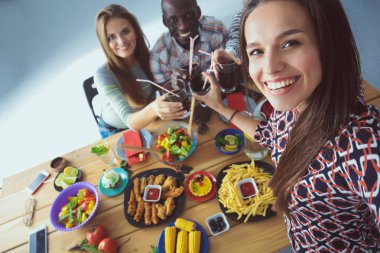 Öğle yemeği sırasında selfie çeken bir grup insan. Kendim. Arkadaşız. Arkadaşlar yemek yerken fotoğraflanır.