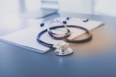 Tıbbi ekipman: Beyaz arka planda mavi steteskop ve tablet. Tıbbi ekipman