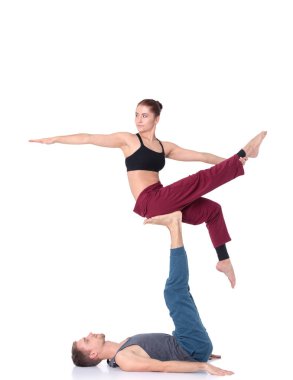 Genç atletik çift pratik acroyoga. Çiftinde Dengeleme.
