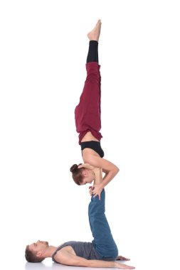 Genç atletik çift pratik acroyoga. Çiftinde Dengeleme.