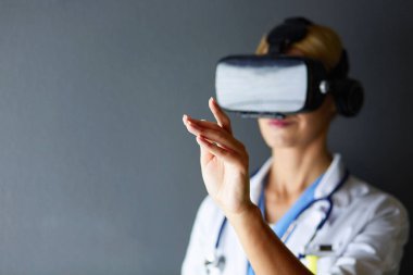 Sanal gerçeklik gözlüğü takan kadın doktor beyaz arka planda izole edilmiş..
