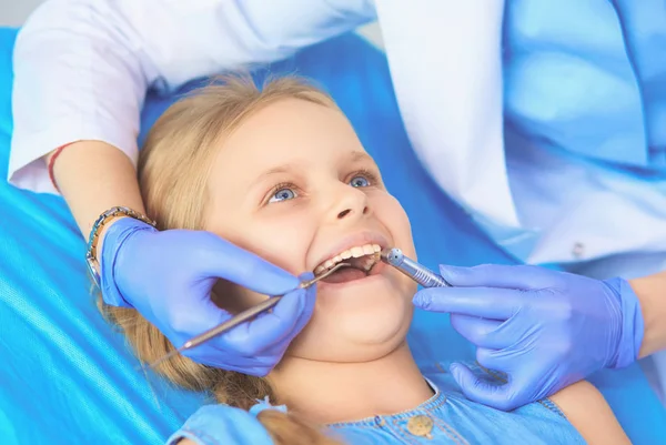 Küçük kız dişçi ofisinde oturuyor.. — Stok fotoğraf