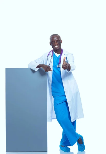 Een mannelijke dokter met een leeg bordje. Dokter. Billboard — Stockfoto