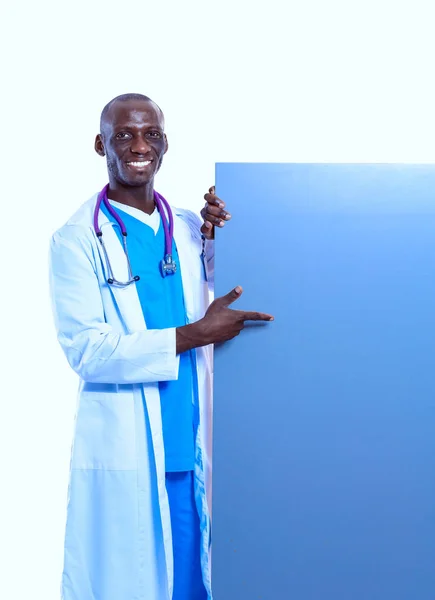 Médico do sexo masculino com placard vazio. Doutor... Billboard — Fotografia de Stock