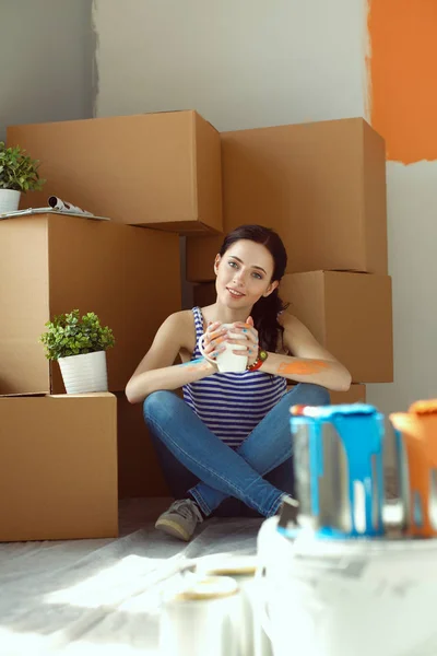 Woman in a new home with cardboard boxes. Woman in the house. — Stock Photo, Image