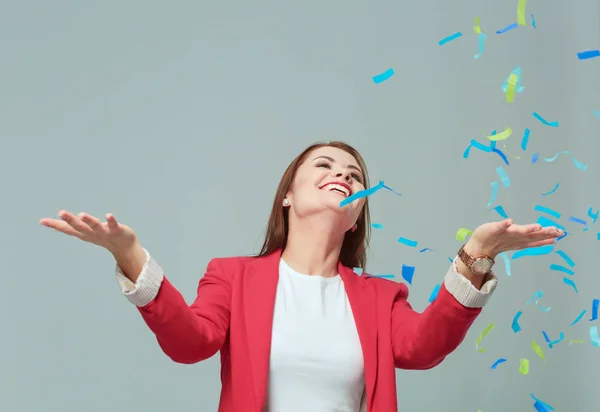 Hermosa mujer feliz en la fiesta de celebración con confeti. Cumpleaños o Nochevieja celebrando el concepto . — Foto de Stock