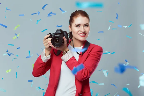 Bella donna felice con macchina fotografica alla festa di festa con coriandoli. Compleanno o Capodanno celebrando concetto — Foto Stock