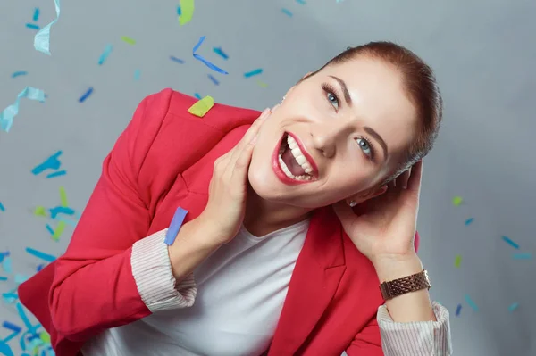 Portreit bella donna felice alla festa di festa con coriandoli. Compleanno o Capodanno celebrando il concetto . — Foto Stock