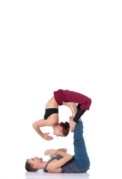 Jovem casal atlético praticando acroioga. Balanceamento em par . — Fotografia de Stock