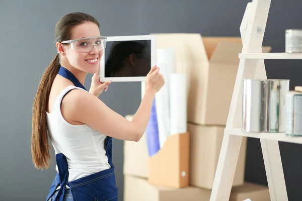 Worker woman with drill standing in new home. — Stock Photo, Image