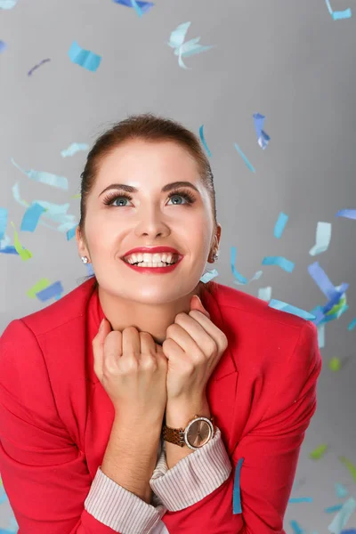 Portreit schöne glückliche Frau bei Feier mit Konfetti. Geburtstag oder Silvester feiern Konzept. — Stockfoto