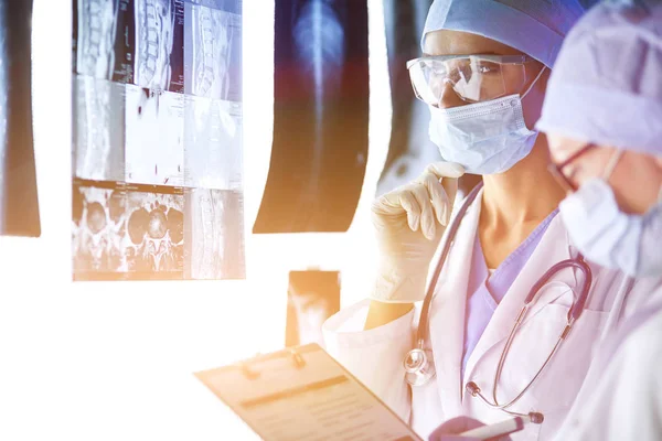 Dos mujeres médicas que miran rayos X en un hospital. — Foto de Stock