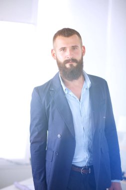 Yakışıklı işadamı Office gri arka plan üzerinde duran