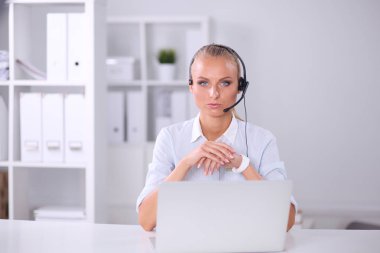 Ofiste oturan bir müşteri hizmetleri ajanının yakın plan portresi.