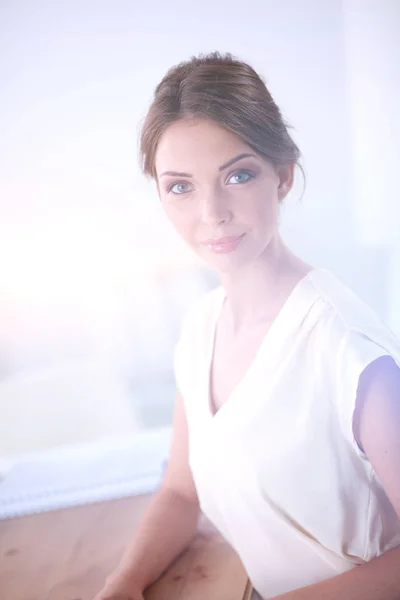 Retrato de uma mulher de negócios sentada na mesa com laptop — Fotografia de Stock