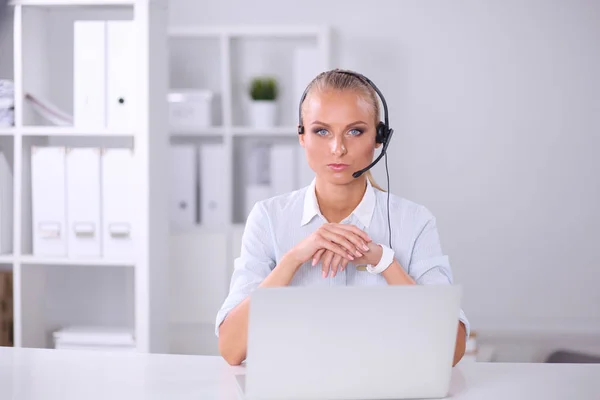 Retrato de primer plano de un agente de servicio al cliente sentado en la oficina —  Fotos de Stock