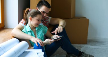 Evde oturan ipad ile katta hareketli çift. Çift