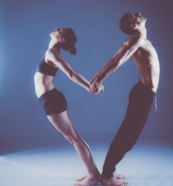 Genç çift Acro yoga mat Studio birlikte uygulamak. Acroyoga. Çift yoga. Ortak yoga.