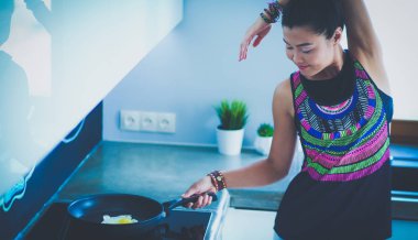 Formda ve çekici genç bir kadın sağlıklı yemek hazırlıyor. Kadın.