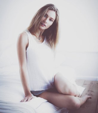 Güzel kadın evde yatağında oturup bir kahve içme. Güzel kadın.