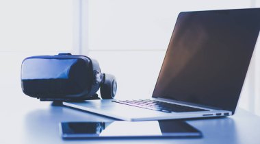 Bilgisayarlı sanal gerçeklik gözlükleri. İş. 3D teknoloji