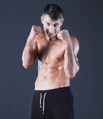 Genç adam boks pratik profil görünümü. Kişisel eğitmen. Kişisel eğitim.