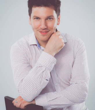 İş adamı veya Yöneticisi ayakta kolları olan office masasında karşı katlanmış  