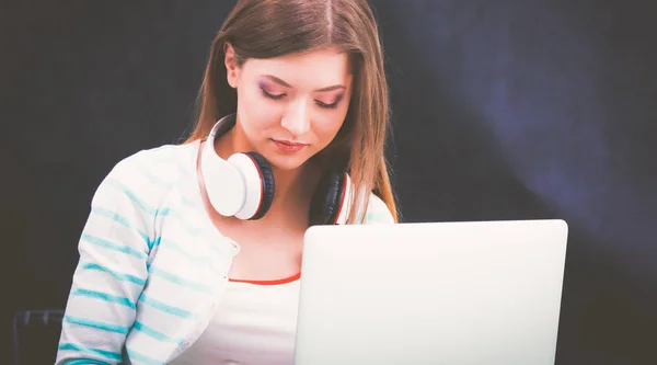 Giovane donna con computer portatile seduto su erba verde. Portreit giovane donna — Foto Stock