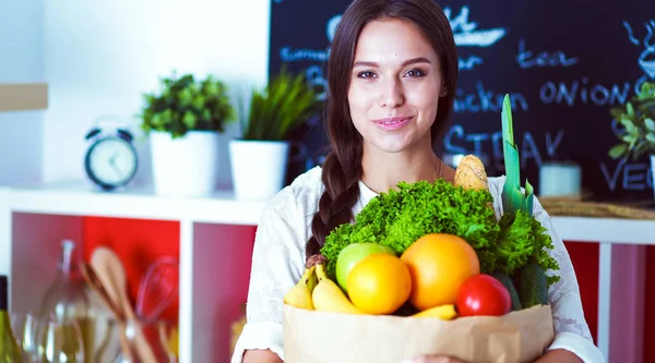 Mujer joven sosteniendo bolsa de la compra de comestibles con verduras. Mujer joven — Foto de Stock