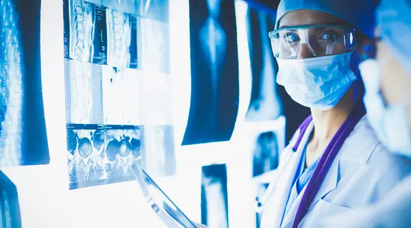 Hastanede röntgen çektiren iki kadın doktor..