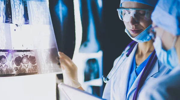 Hastanede röntgen çektiren iki kadın doktor..