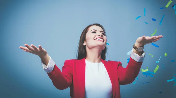 Hermosa mujer feliz en la fiesta de celebración con confeti. Cumpleaños o Nochevieja celebrando el concepto . — Foto de Stock