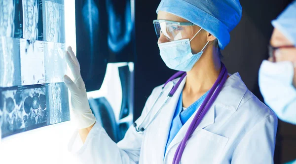 Dos mujeres médicas que miran rayos X en un hospital. — Foto de Stock