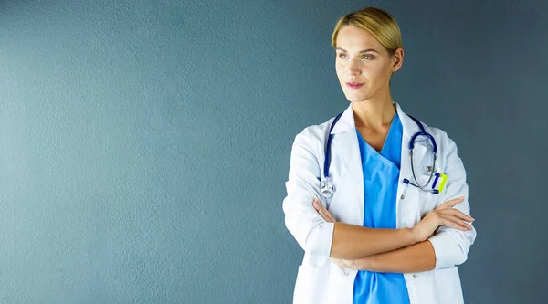 Portrait de jeune femme médecin avec manteau blanc debout à l'hôpital. — Photo